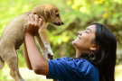 fille qui porte un chiot