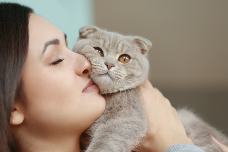 jeune femme portant un chat